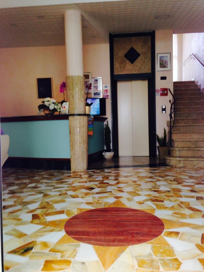 Hotel Lazzarini Белларія-Іджеа-Марина Екстер'єр фото